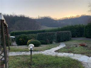 VILLA CON PISCINA E CAMPO DA TENNIS A POCHI MINUTI DA ASTI