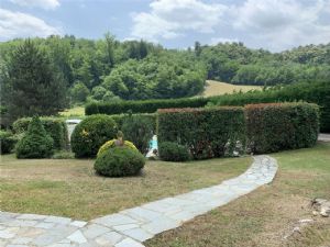 VILLA CON PISCINA E CAMPO DA TENNIS A POCHI MINUTI DA ASTI