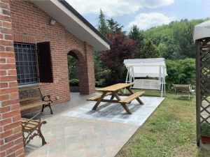 VILLA CON PISCINA E CAMPO DA TENNIS A POCHI MINUTI DA ASTI