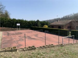 VILLA CON PISCINA E CAMPO DA TENNIS A POCHI MINUTI DA ASTI
