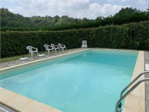 VILLA CON PISCINA E CAMPO DA TENNIS A POCHI MINUTI DA ASTI