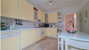 VILLA CON PISCINA E CAMPO DA TENNIS A POCHI MINUTI DA ASTI