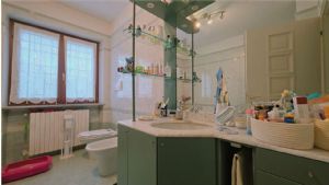 VILLA CON PISCINA E CAMPO DA TENNIS A POCHI MINUTI DA ASTI