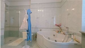 VILLA CON PISCINA E CAMPO DA TENNIS A POCHI MINUTI DA ASTI