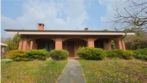 VILLA CON PISCINA E CAMPO DA TENNIS A POCHI MINUTI DA ASTI