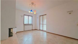 VILLA CON PISCINA E CAMPO DA TENNIS A POCHI MINUTI DA ASTI