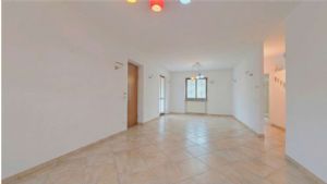 VILLA CON PISCINA E CAMPO DA TENNIS A POCHI MINUTI DA ASTI