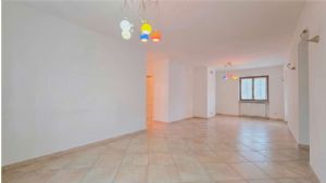 VILLA CON PISCINA E CAMPO DA TENNIS A POCHI MINUTI DA ASTI