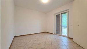 VILLA CON PISCINA E CAMPO DA TENNIS A POCHI MINUTI DA ASTI