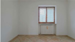 VILLA CON PISCINA E CAMPO DA TENNIS A POCHI MINUTI DA ASTI