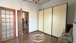 Casa indipendente con capannone industriale e magazzino