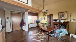 Casa indipendente con capannone industriale e magazzino