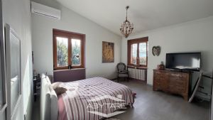 Casa indipendente con capannone industriale e magazzino