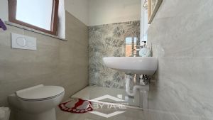 Casa indipendente con capannone industriale e magazzino