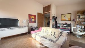 Casa indipendente con capannone industriale e magazzino