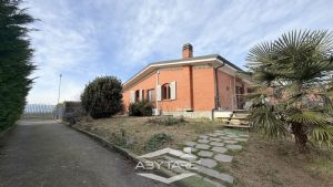 Casa indipendente con capannone industriale e magazzino