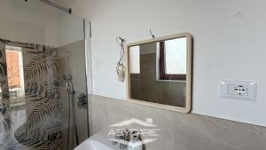 Casa indipendente con capannone industriale e magazzino