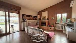 Casa indipendente con capannone industriale e magazzino