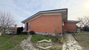 Casa indipendente con capannone industriale e magazzino