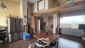 Casa indipendente con capannone industriale e magazzino