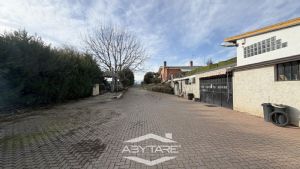 Casa indipendente con capannone industriale e magazzino