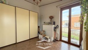 Casa indipendente con capannone industriale e magazzino