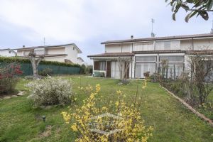 VILLA A SCHIERA CON GIARDINO E BOX