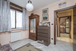 VILLA A SCHIERA CON GIARDINO E BOX