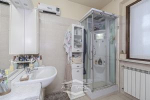 VILLA A SCHIERA CON GIARDINO E BOX