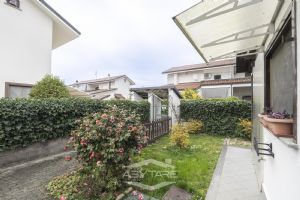 VILLA A SCHIERA CON GIARDINO E BOX