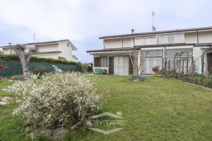 VILLA A SCHIERA CON GIARDINO E BOX