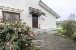 VILLA A SCHIERA CON GIARDINO E BOX