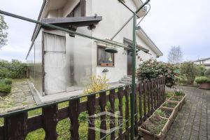 VILLA A SCHIERA CON GIARDINO E BOX