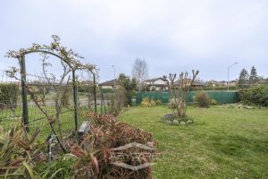 VILLA A SCHIERA CON GIARDINO E BOX