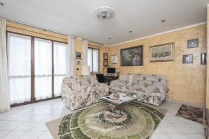 VILLA A SCHIERA CON GIARDINO E BOX