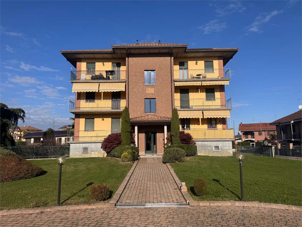 STRADA  SESIA ALLOGGIO BILIVELLO CON BOX