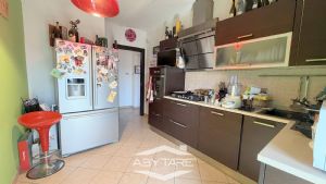 Appartamento trilocale in piccolo contesto , con box auto