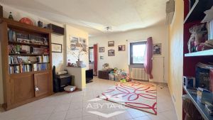 Appartamento trilocale in piccolo contesto , con box auto