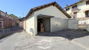 Appartamento trilocale in piccolo contesto , con box auto