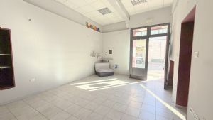 Locale commerciale  in affitto su via di forte passaggio