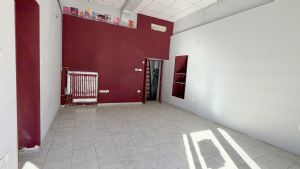 Locale commerciale  in affitto su via di forte passaggio