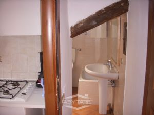 GRAZIOSA MANSARDA IN LOCAZIONE IN ZONA CENTRALE