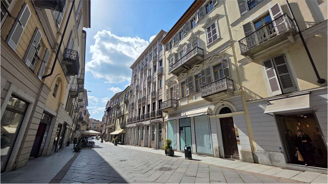 Appartamento unico con giardino pensile privato al piano