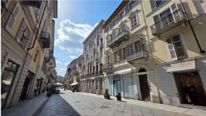 Appartamento unico con giardino pensile privato al piano