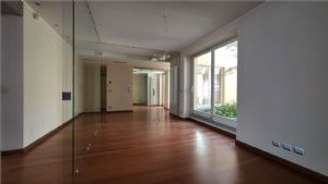 Appartamento unico con giardino pensile privato al piano