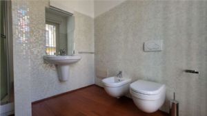 Appartamento unico con giardino pensile privato al piano