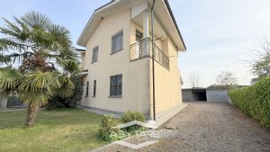 Casa indipendente su 3 lati, con giardino e autorimessa doppia