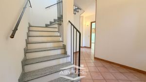 Casa indipendente su 3 lati, con giardino e autorimessa doppia