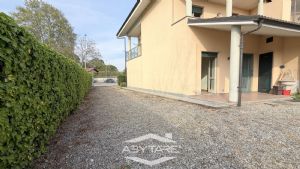 Casa indipendente su 3 lati, con giardino e autorimessa doppia