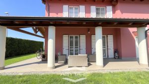 Casa indipendente con giardino e box auto doppio